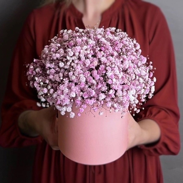 Букет цветов "Шляпная коробка с розовой гипсофилой"